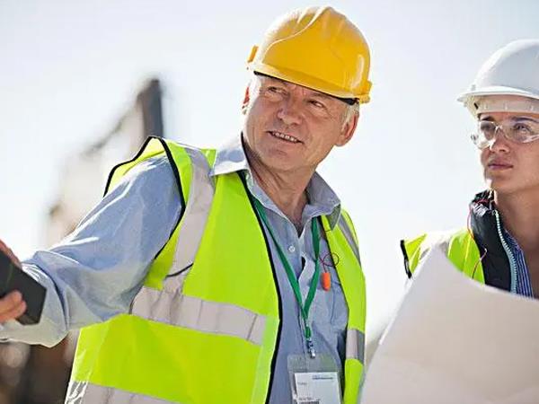 Precautions for wearing construction helmets on construction sites